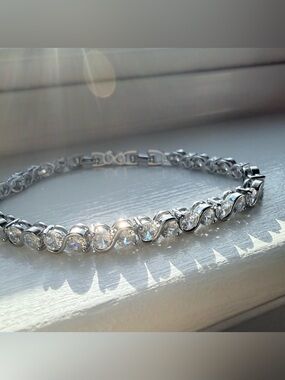 NEW! 14k White Gold Plated Sparkling Tennis Bracelet with Clear Stones